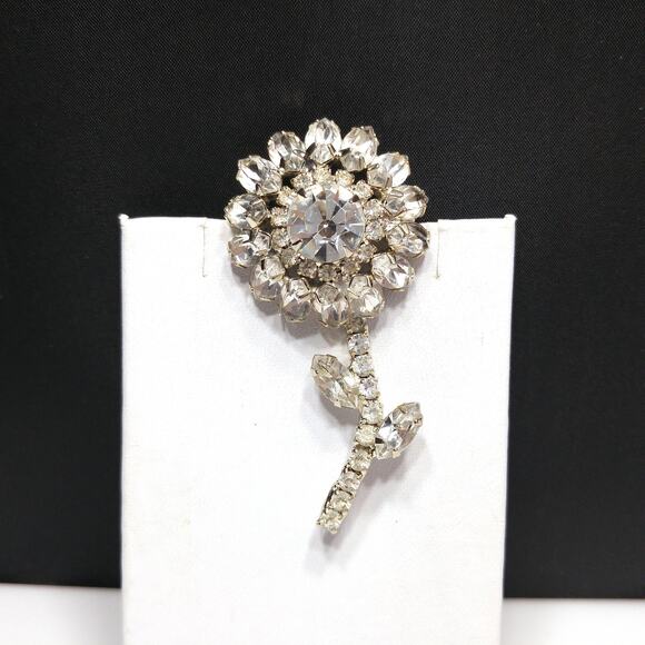 Clear Rhinestone Flower Brooch, Rhodium Plated, 1960s Vintage Jewelry - Picture 3 of 10
